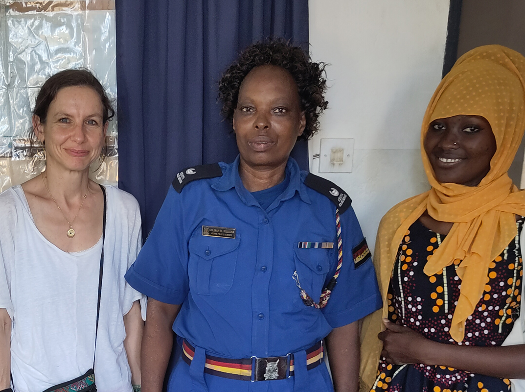 Constanze Neher, Mitarbeiterin im BMZ, eine kenianische Polizistin und ihrer Gastgeberin Faizah (v. links), die ehrenamtlich bei der Menschenrechtsorganisation Haki Yetu mitarbeitet. Die drei Frauen trafen sich beim EDP "Bürgernahe" Polizeiarbeit? Die Zusammenarbeit zivilgesellschaftlicher Akteure im Sicherheitssektor" in 2023.