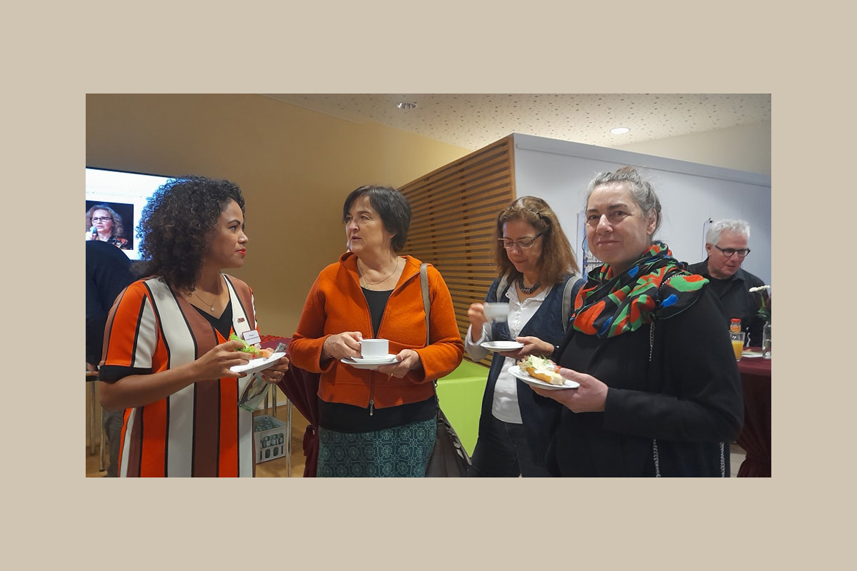 Susanne Thiele (rechts) mit Kolleg*innen bei der Verleihung des AGIAMONDO-Engagementpreises