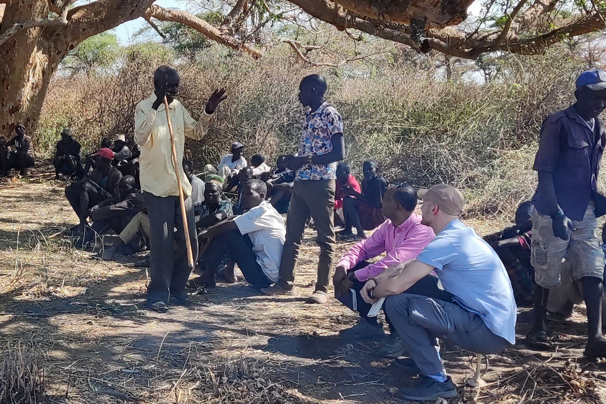 Versammlung traditioneller Autoritäten Versammlung traditioneller Autoritäten unter Bäumen