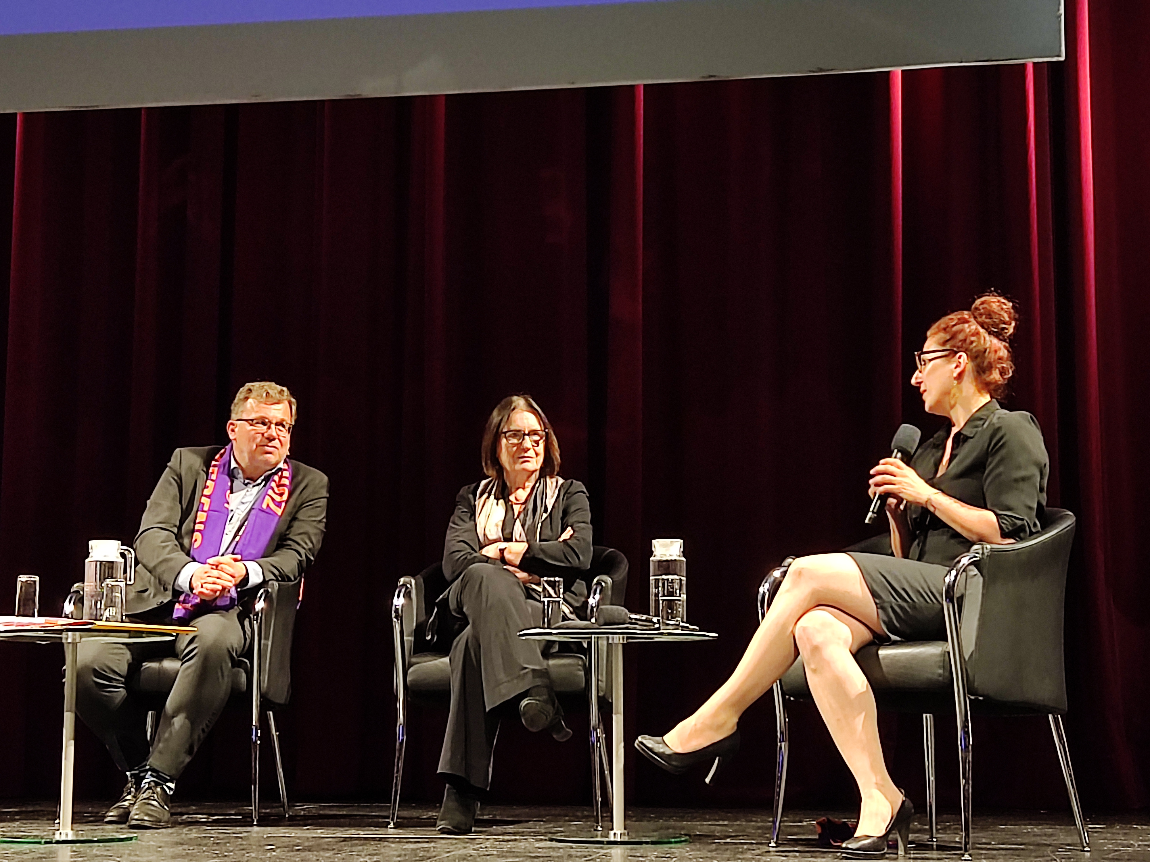 Dr. Friederike Repnik berichtet von den Erfahrungen im Umgang mit gewaltbelasteter Vergangenheit in Kolumbien, Sierra Leone und Liberia.