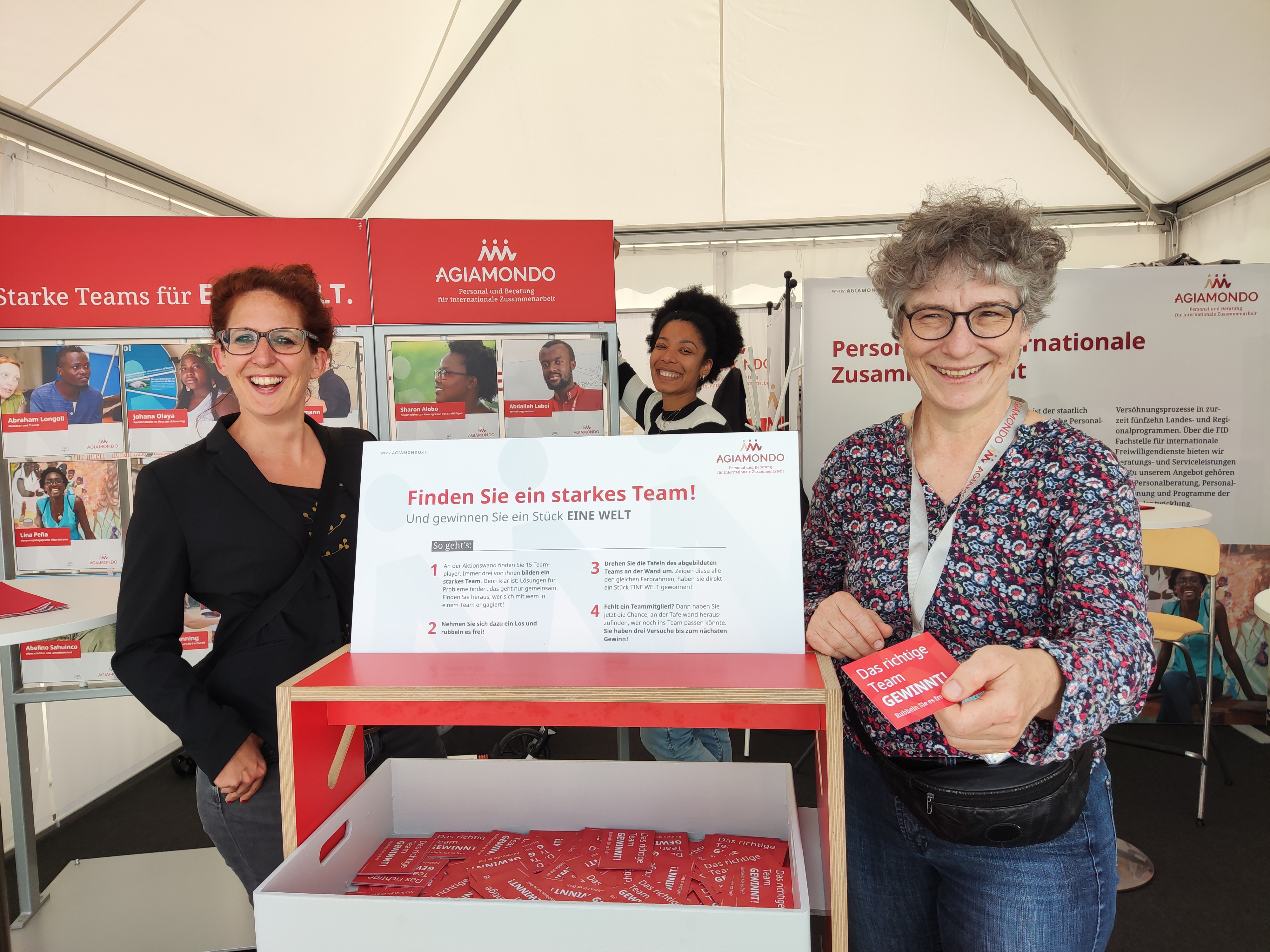 Das AGIAMONDO-Standteam lädt zur Mitmachaktion ein.