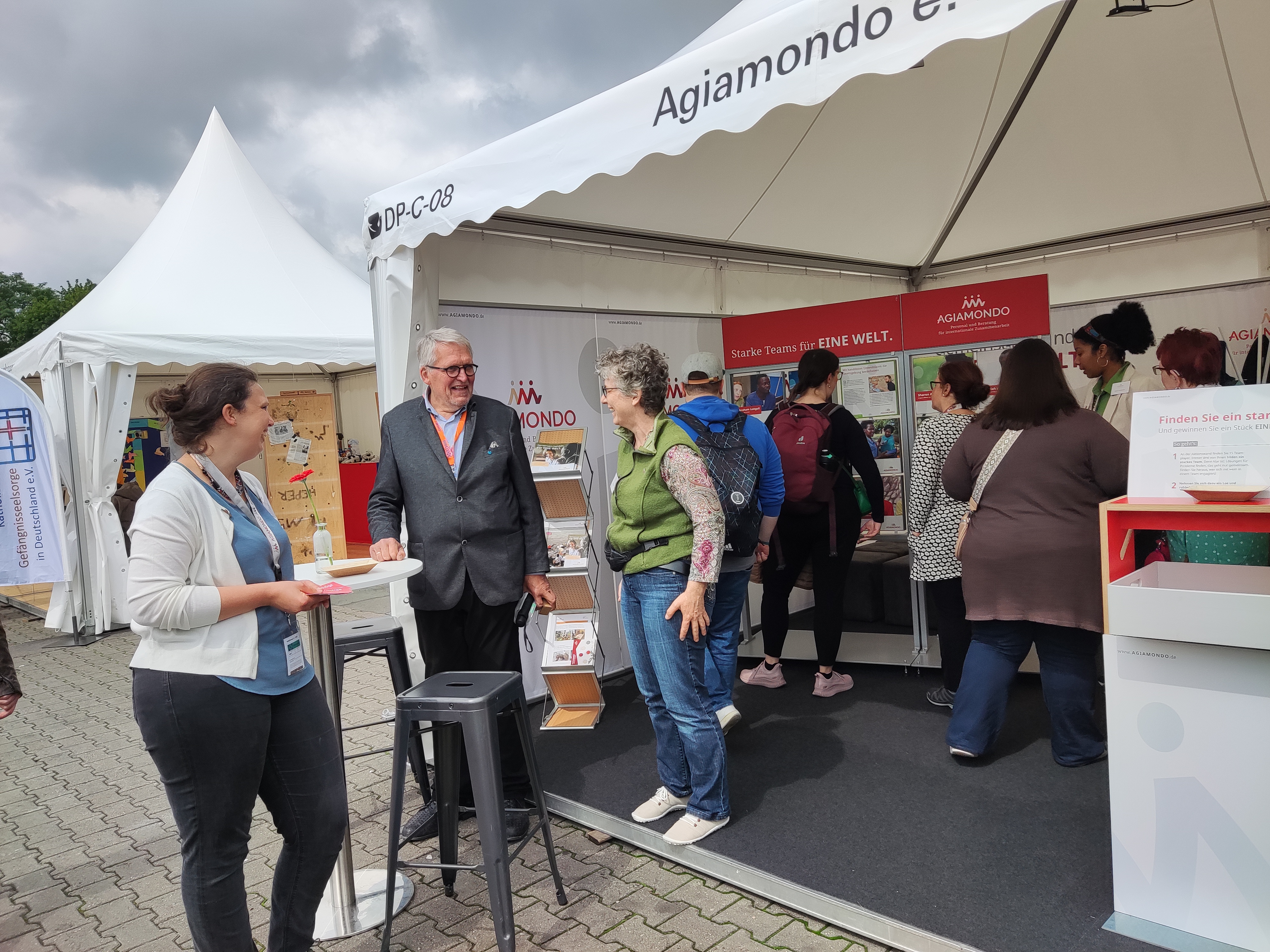 Im Gespräch mit Thomas Sternberg am AGIAMONDO-Stand.