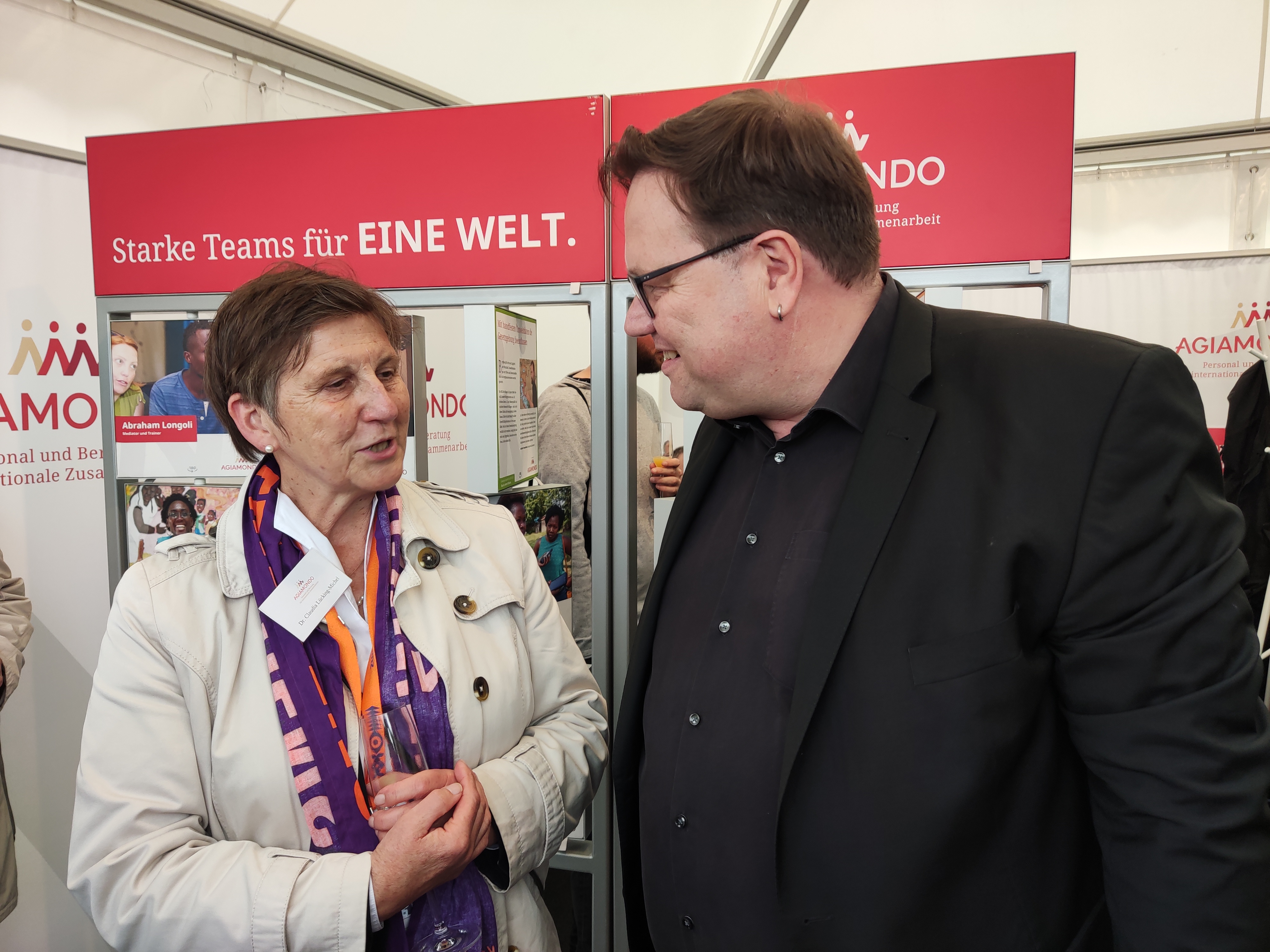 Geschäftsführerin Dr. Claudia Lücking-Michel im Gespräch mit Guido Schultz, Abteilungsleiter im BMZ.