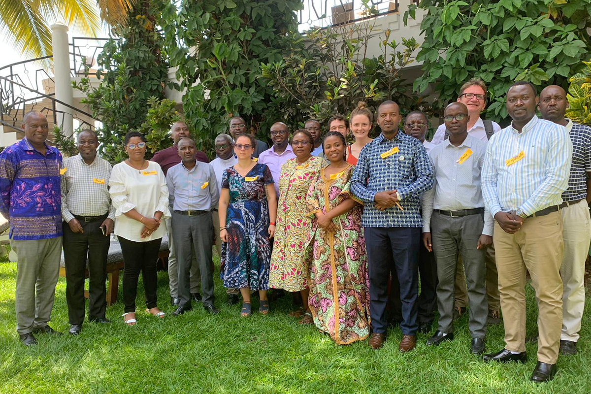Die Beteiligten des ZFD-Programms Große Seen beim Planungs- und Evaluierungsworkshop in Burundi. Wolfgang Demenus, Berater auf Zeit, unterstützte den Prozess (hintere Reihe, zweiter von rechts).
