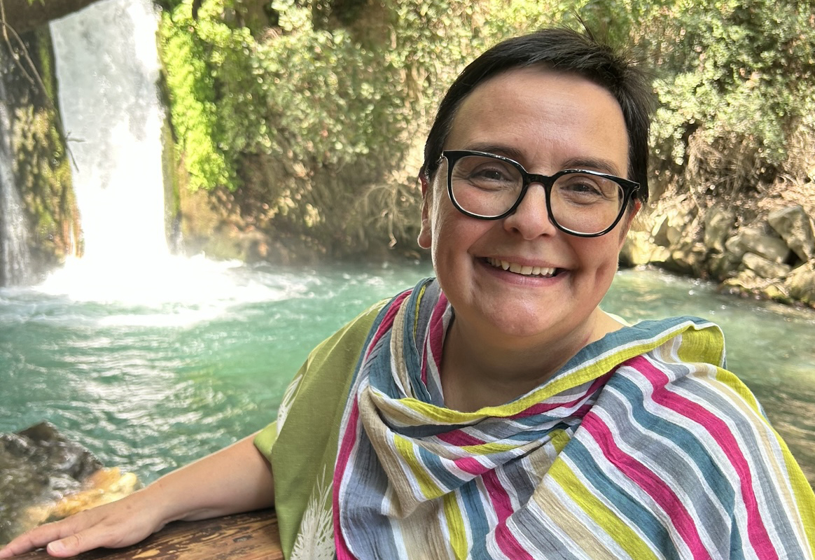 ZFD-Fachkraft Monika Faes ist Theologin und Gemeindepädagogin. Sie hat sich viele Jahre ehrenamtlich in der evangelischen Kirche in Österreich engagiert und sich besonders für Ökumene eingesetzt.