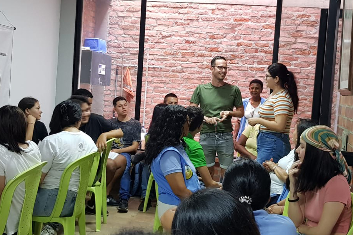 Tom Knauf ist Kommunikationsspezialist mit Ausbildung und Erfahrungen in der Friedens- und Konfliktforschung.