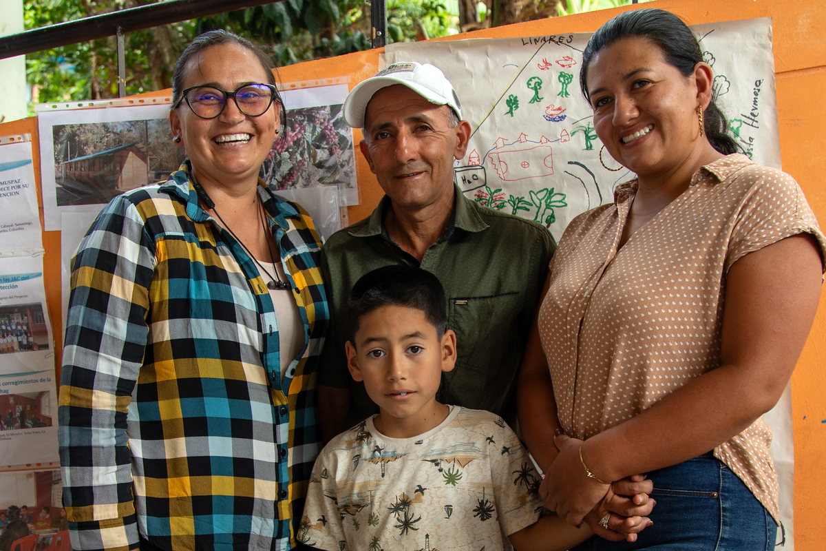 Kaffeeproduzenten in Samaniego setzen auf die junge Generation, um die Zukunft ihrer Produktion zu sichern. In einem von Konflikt geprägten Umfeld ist dies eine Herausforderung, da viele Jugendliche die ländlichen Gebiete verlassen, auf der Suche nach besseren Perspektiven.