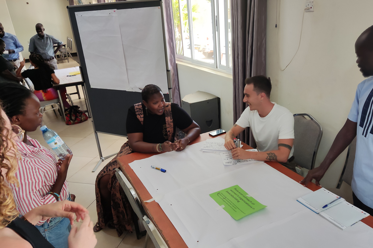 fünf Personen diskutieren miteinander bei einem Workshop