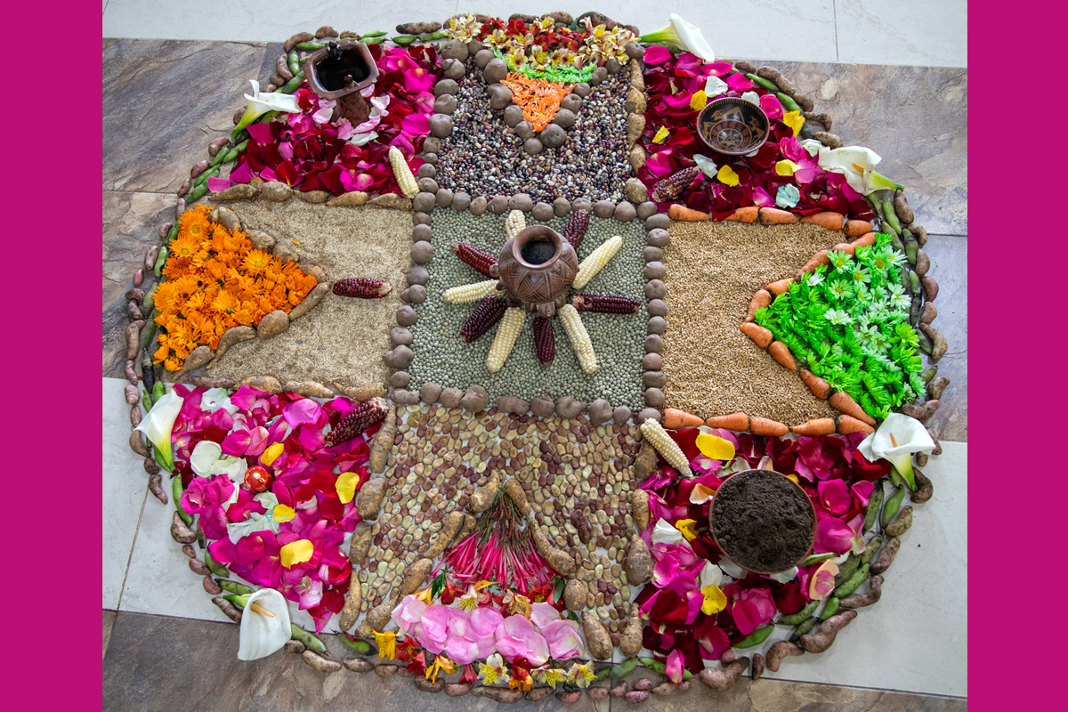 Für das Treffen wurde ein Mandala aus Blumen, Früchten und Gemüse der Region gestaltet - ein Symbol für die Vielfalt und den Reichtum Nariños.