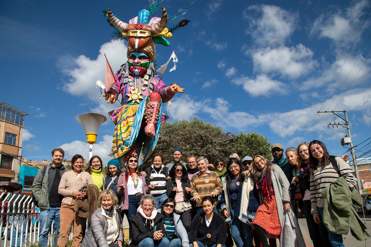 Gruppenfoto der Fachkräfte vor einem Monument in Ipiales, das den "Carnaval Multicolor de la Frontera" symbolisiert. Dieser jährliche Karneval, eine lokale Variante des berühmten Karnevals der Schwarzen und Weißen, findet im Januar statt und zieht Besucher aus der Region und dem benachbarten Ecuador