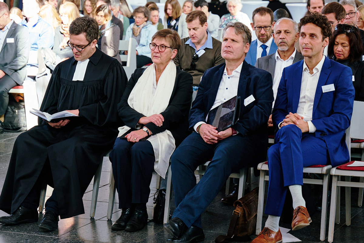 Pfarrer Hannes Langbein, Direktor der Stiftung St. Matthäus, Dr. Claudia Lücking-Michel, Geschäftsführerin AGIAMONDO, Robert Mehr, Vorstandsvorsitzender AGdD und Leon Schettler,  BfdW (v.l.n.r.)