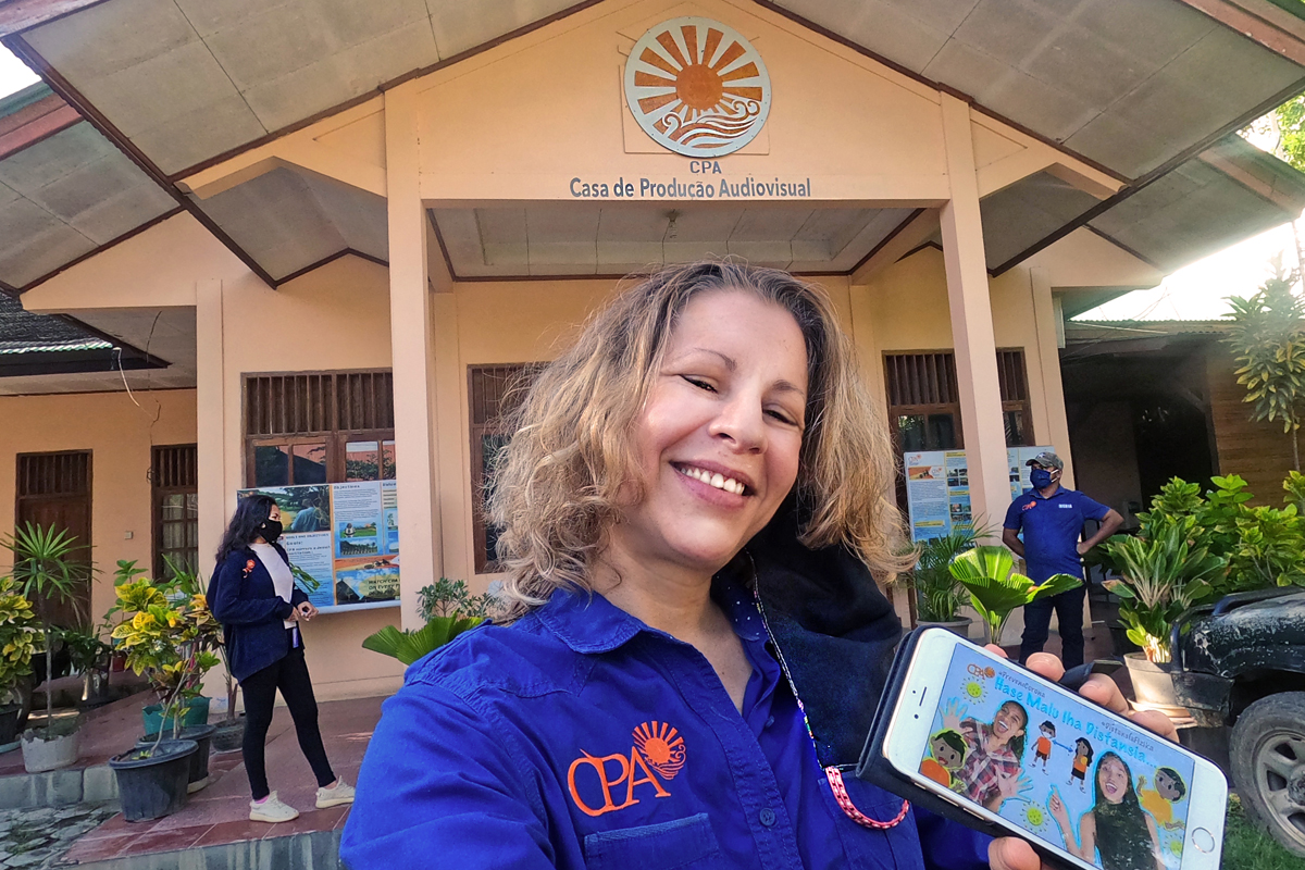 ZFD-Fachkraft Anemi Wick vor dem Gebäude ihrer Partnerorganisation CPA