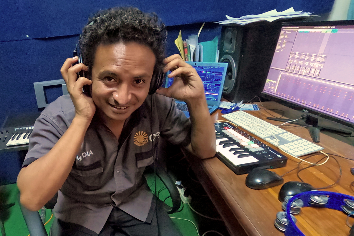 Komponist und CPA-Mitarbeiter Soko Real in seinem Musikstudio