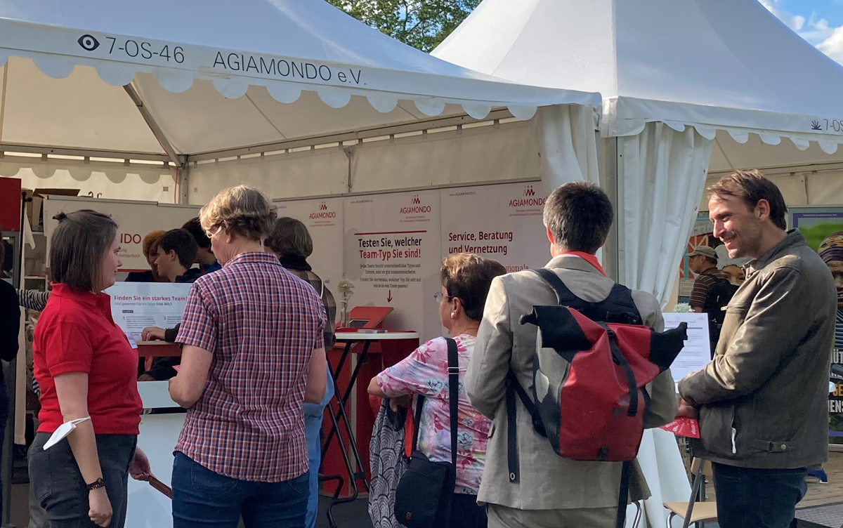 Die Besucher*innen des AGIAMONDO-Stands auf dem Katholikentag 2022 in Stuttgart