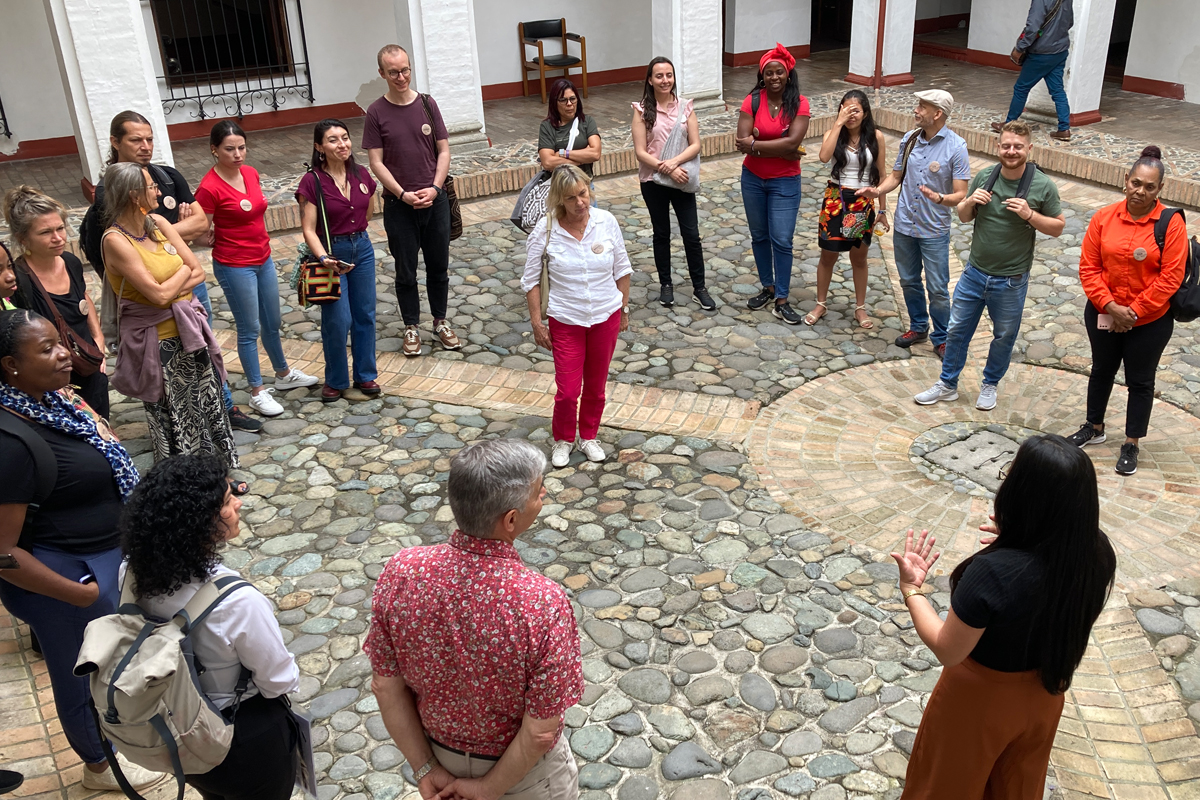 ZFD-Fachkräfte und Kolleg*innen besuchen ein Museum für Erinnerungskultur