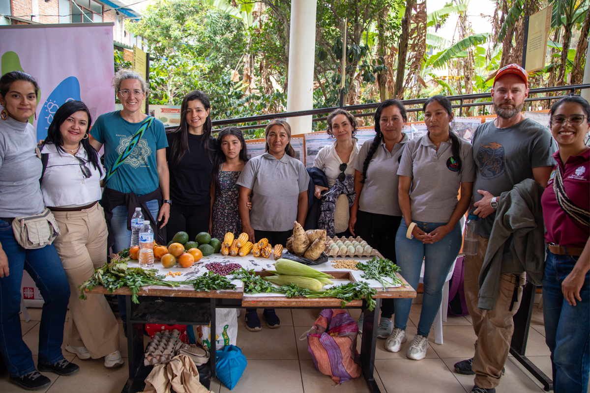 Fachkräfte gemeinsam mit Vertretern einer Friedensinitiative, die sich auf landwirtschaftliche Produktion konzentriert und Kinder sowie Jugendliche aktiv einbezieht.