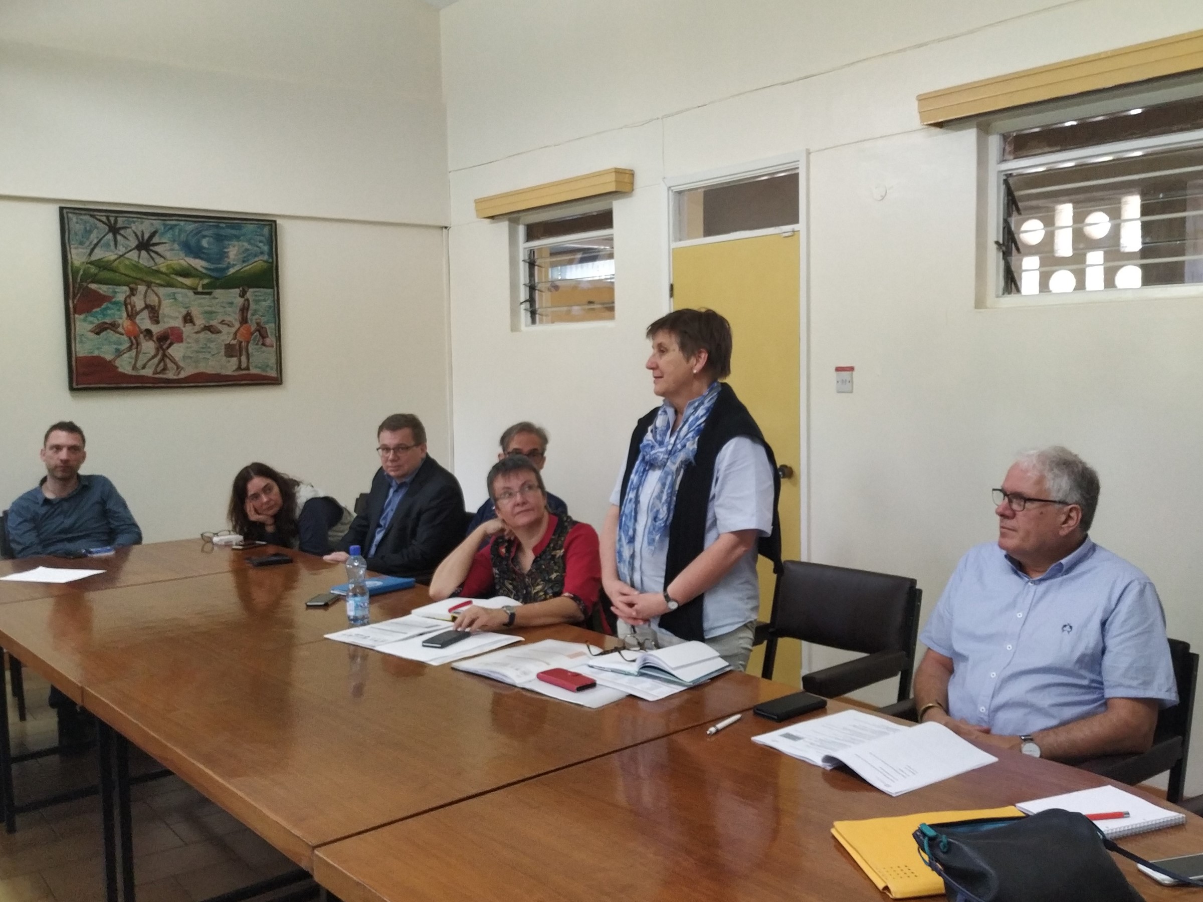 AGIAMONDO-Geschäftsführerin Claudia Lücking-Michel begrüßt die Teilnehmer des Exposure- und Dialog-Programms in Nairobi.