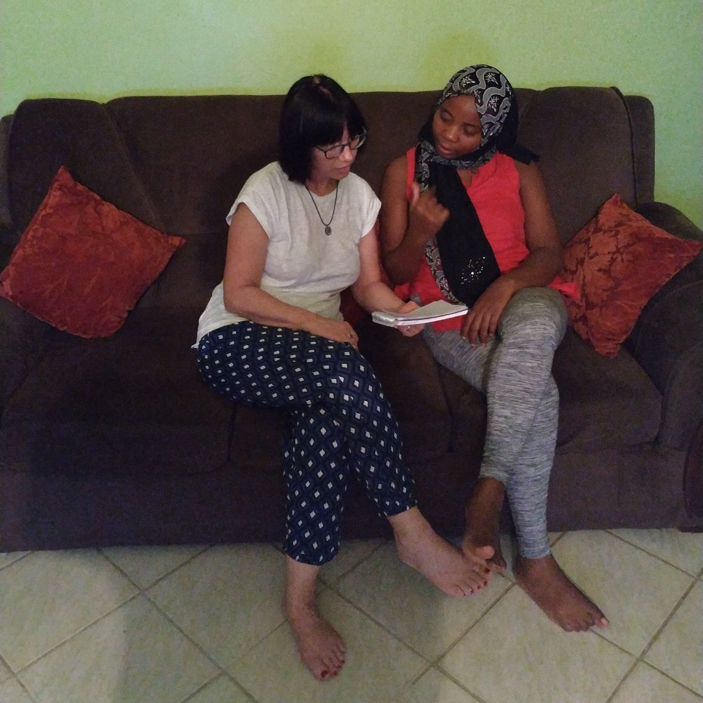 Ulrike Hanlon von AGIAMONDO mit ihrer Gastgeberin Warda Zighe.